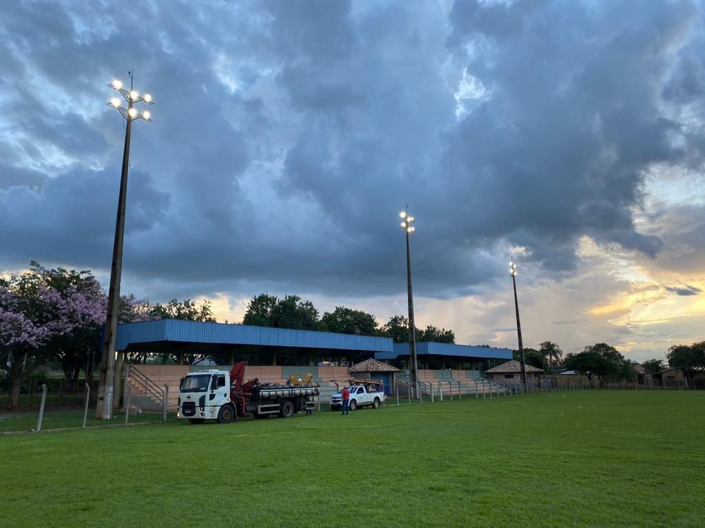 Iluminação do campo de futebol e da quadra de esportes