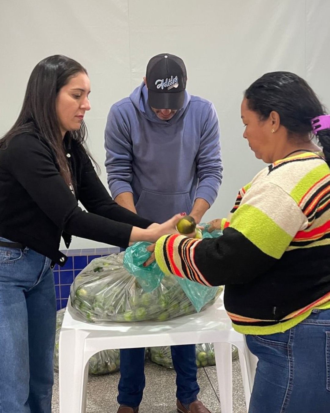Entrega de produtos da agricultura familiar pelo Programa de Aquisição de Alimentos (PAA) para famílias cadastradas no CadÚnico