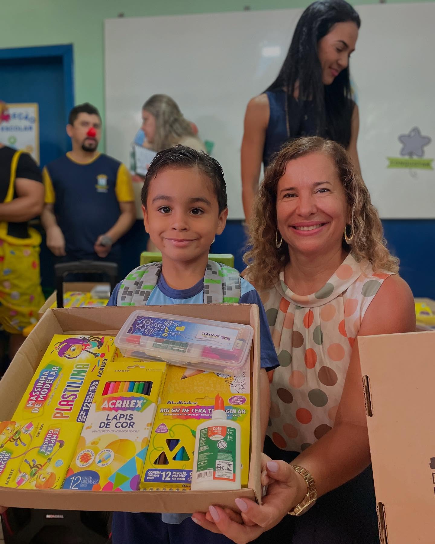 Início do Ano Letivo: Alunos Recebem Kits de Material Escolar no Primeiro Dia de Aula