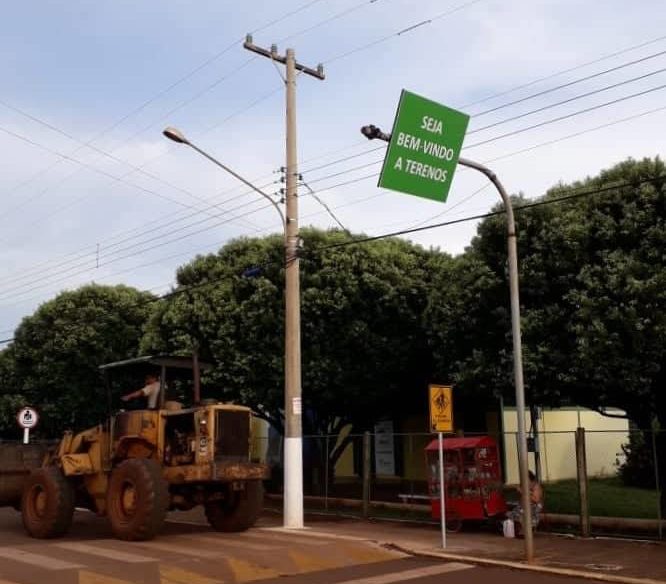 Departamento de Trânsito realiza instalação de placas de sinalização