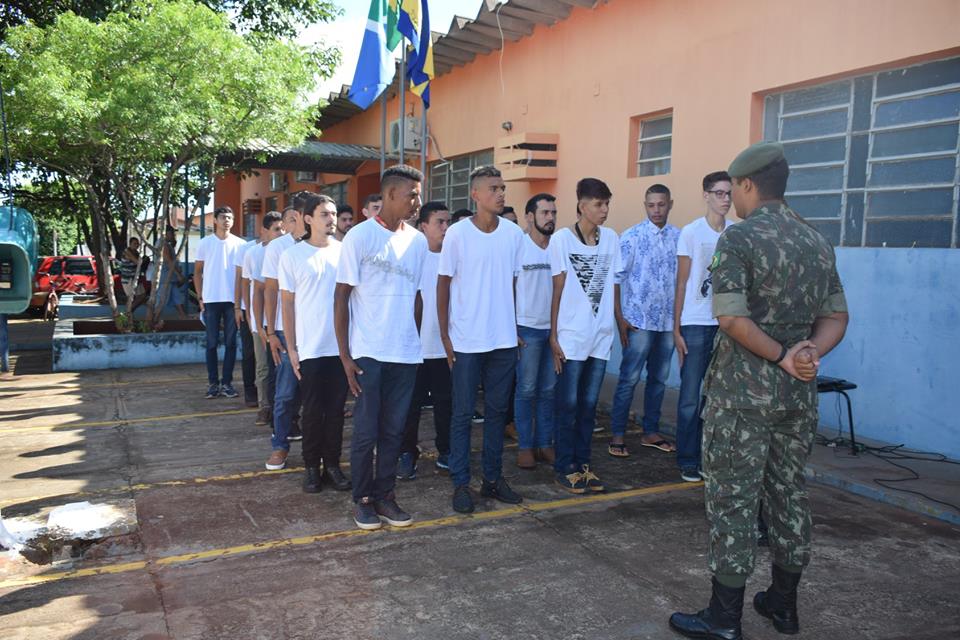 Prefeito realiza entrega de CDI para dispensados do serviço militar