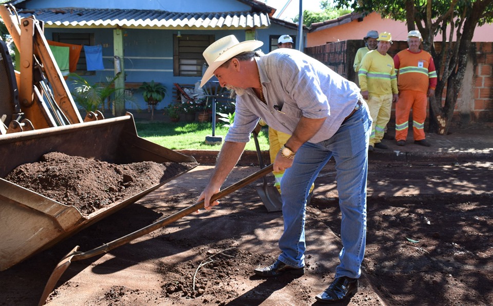 Prefeito visita obras de restauração funcional nas ruas do “Campão”