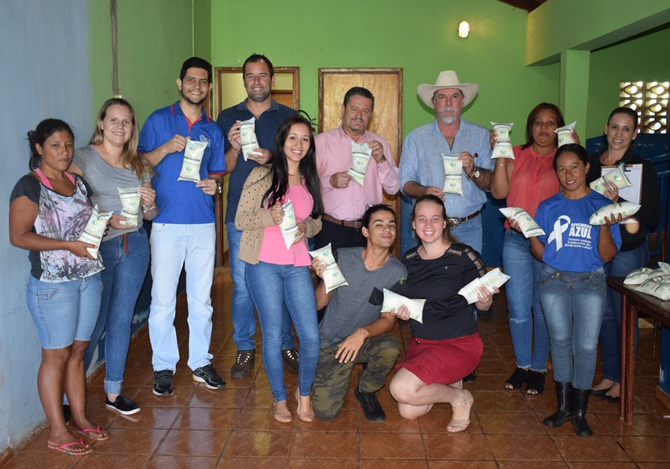 Beneficiários de programas sociais recebem leite pasteurizado por meio da prefeitura