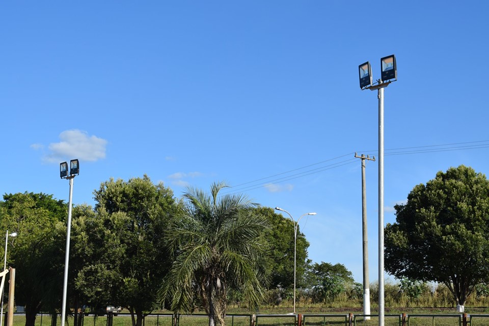 Prefeitura realiza troca de refletores no Parque Municipal