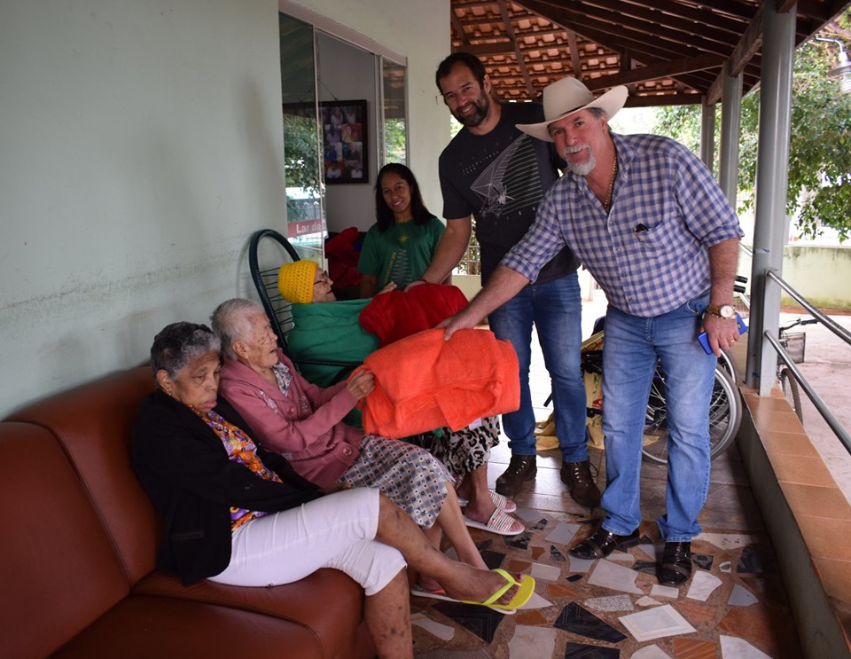 Entrega de cobertores para os idosos do Asilo São Vicente de Paula e famílias carentes
