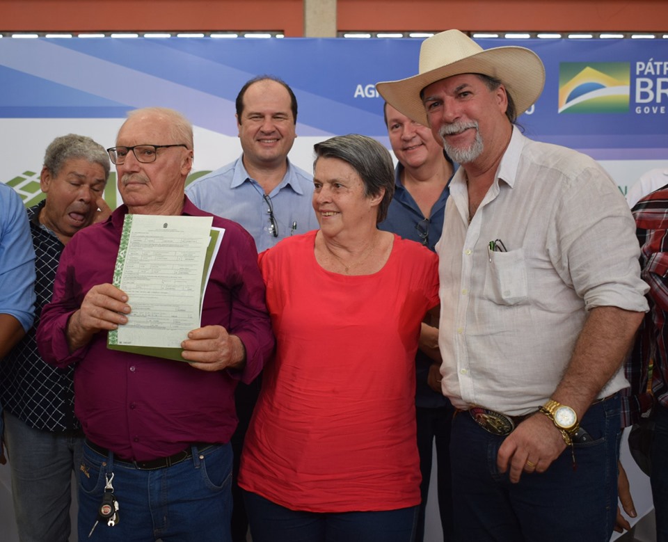 Entrega de títulos para os assentados do distrito Campo Verde