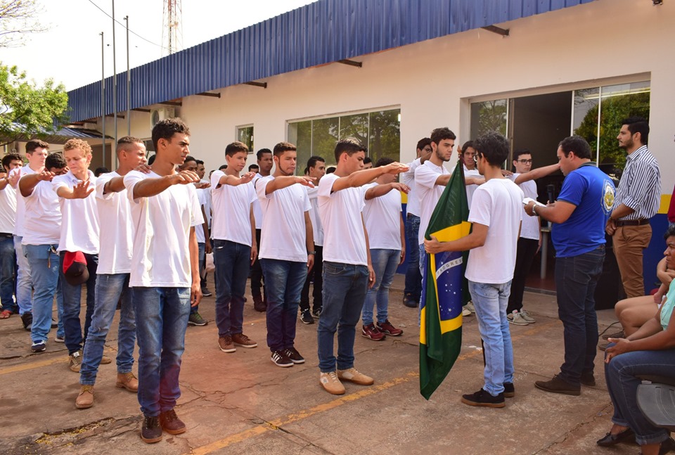 Foi realizada a solenidade do juramento à bandeira e entrega do CDI