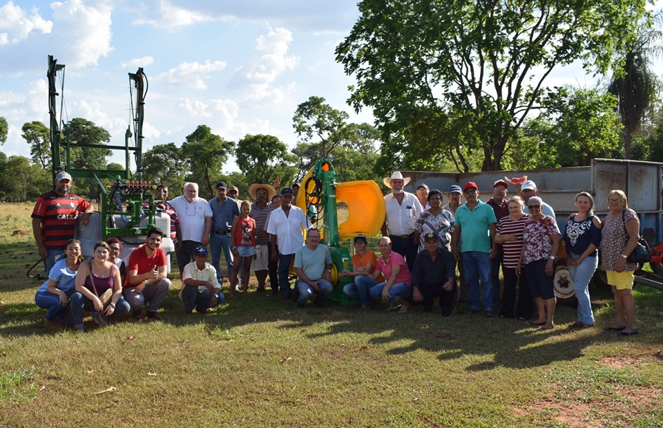 Entrega de implementos agrícolas para os produtores da COOPLAF