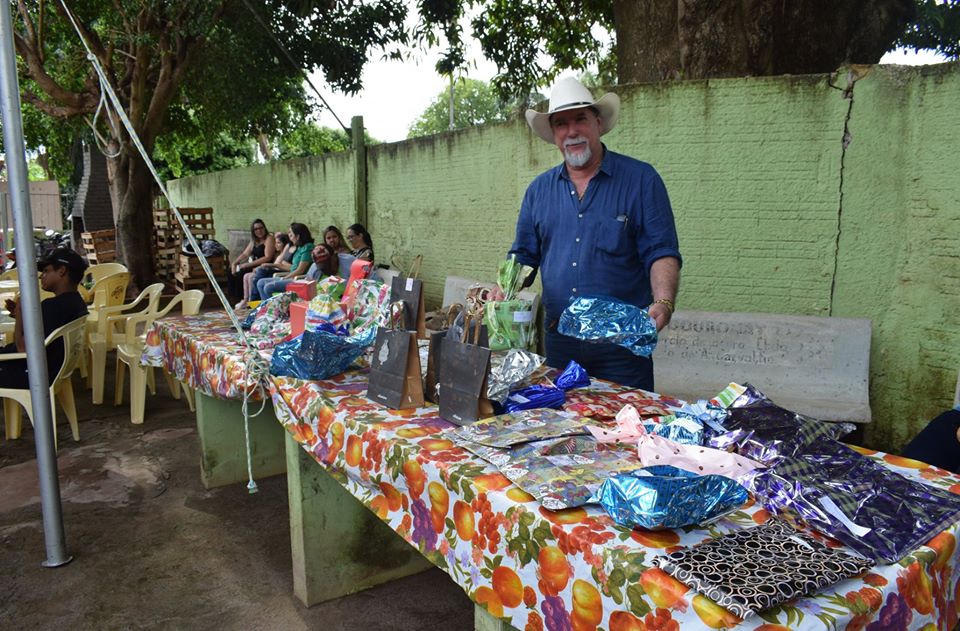 Foi realizada a entrega de presentes natalinos aos idosos