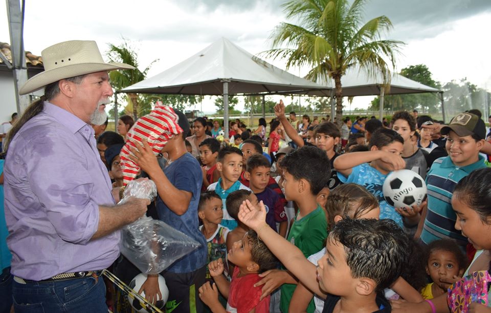 Foi realizada a entrega de presentes natalinos para as crianças do município