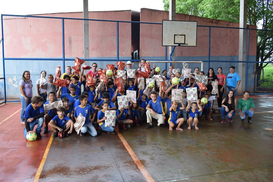 Foi realizada a entrega dos presentes natalinos para os estudantes da área rural