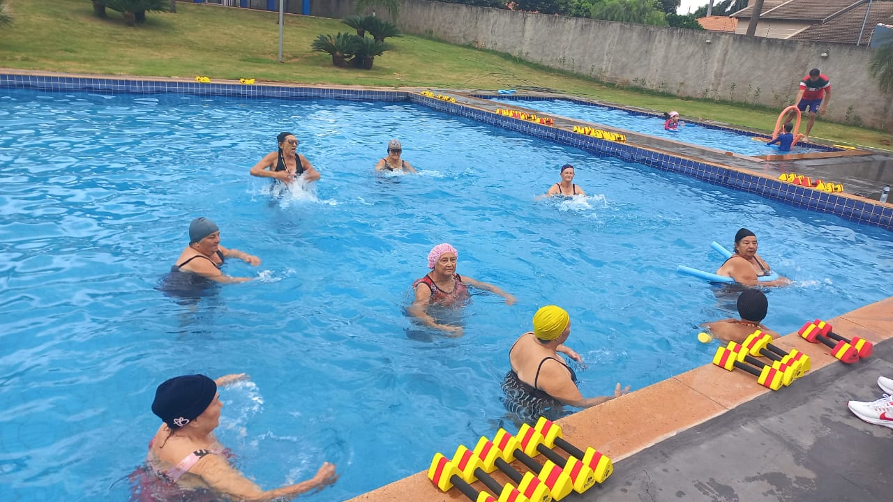 Idosos atendidos pela Assistência Social recebem primeira aula de hidroginástica