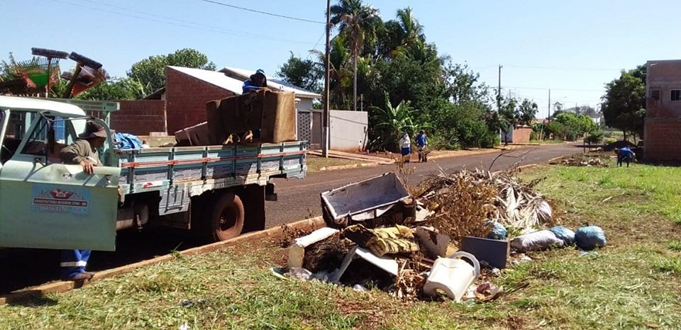 Poda de matagais e limpeza das vias públicas