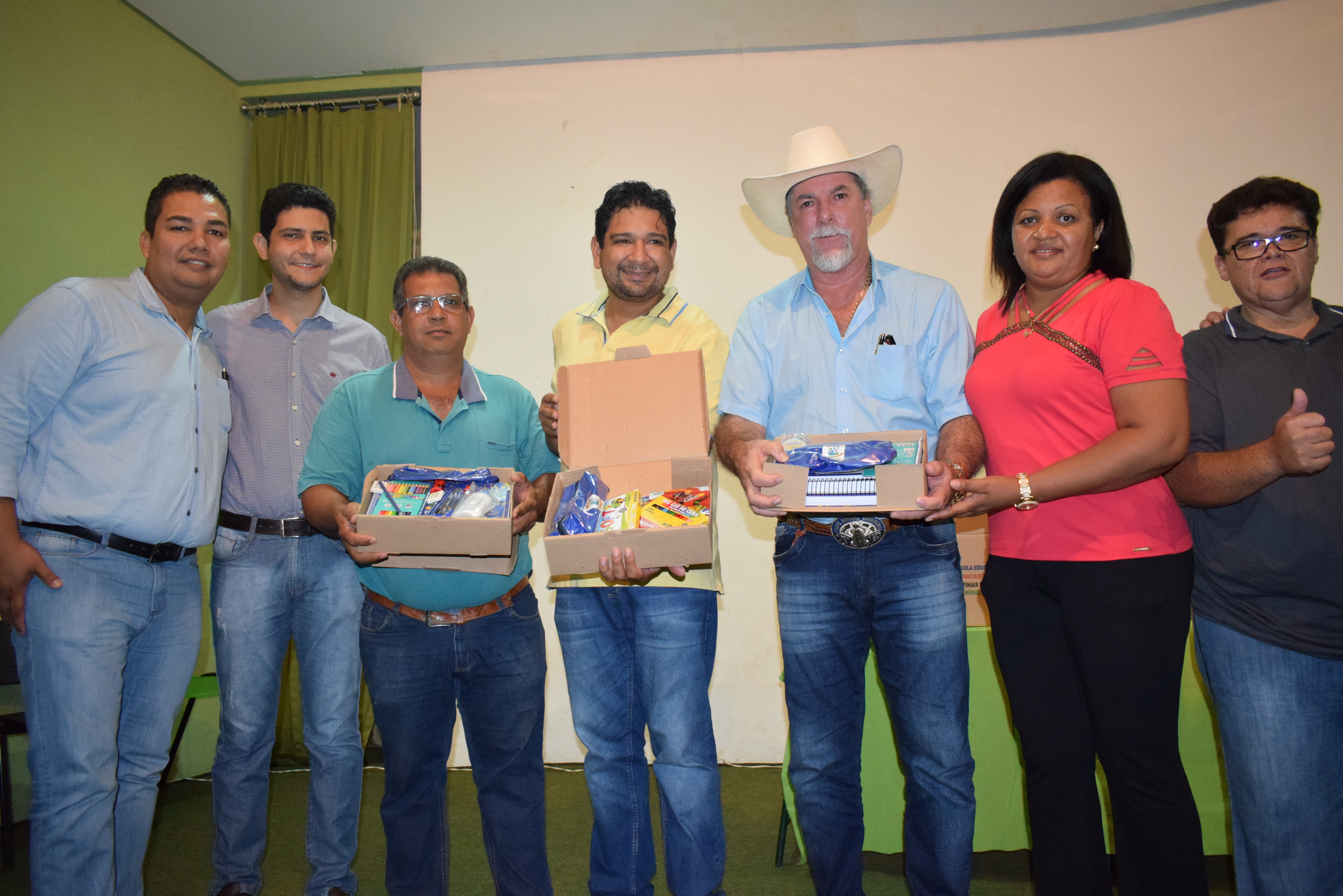 Prefeitura realiza entrega de kits escolares na Rede Municipal de Ensino