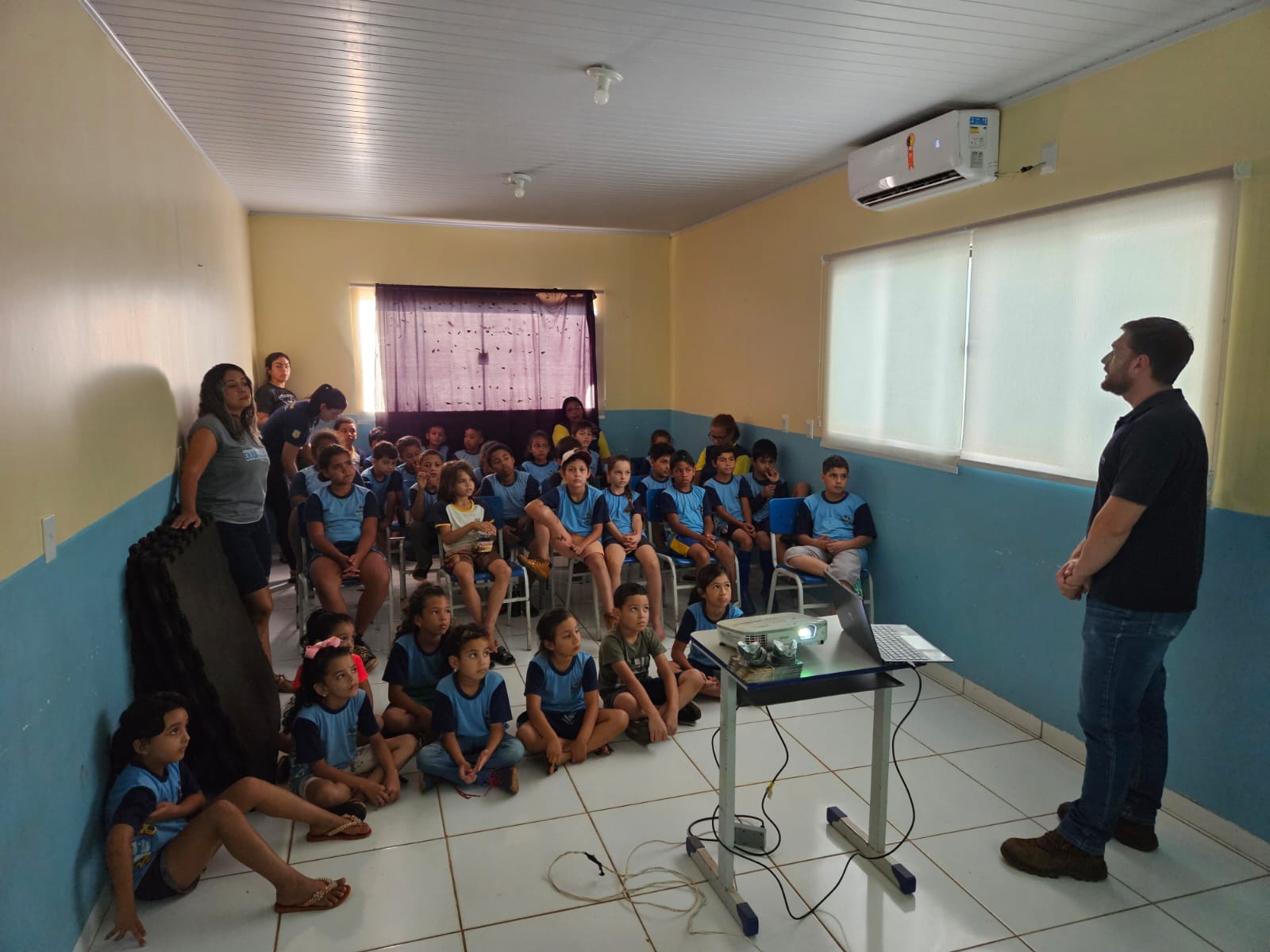 Bate-papo com as crianças sobre a separação de materiais recicláveis – 03 de Outubro de 2023, Escola Municipal Professora Vilma Fátima de Assis Barreto