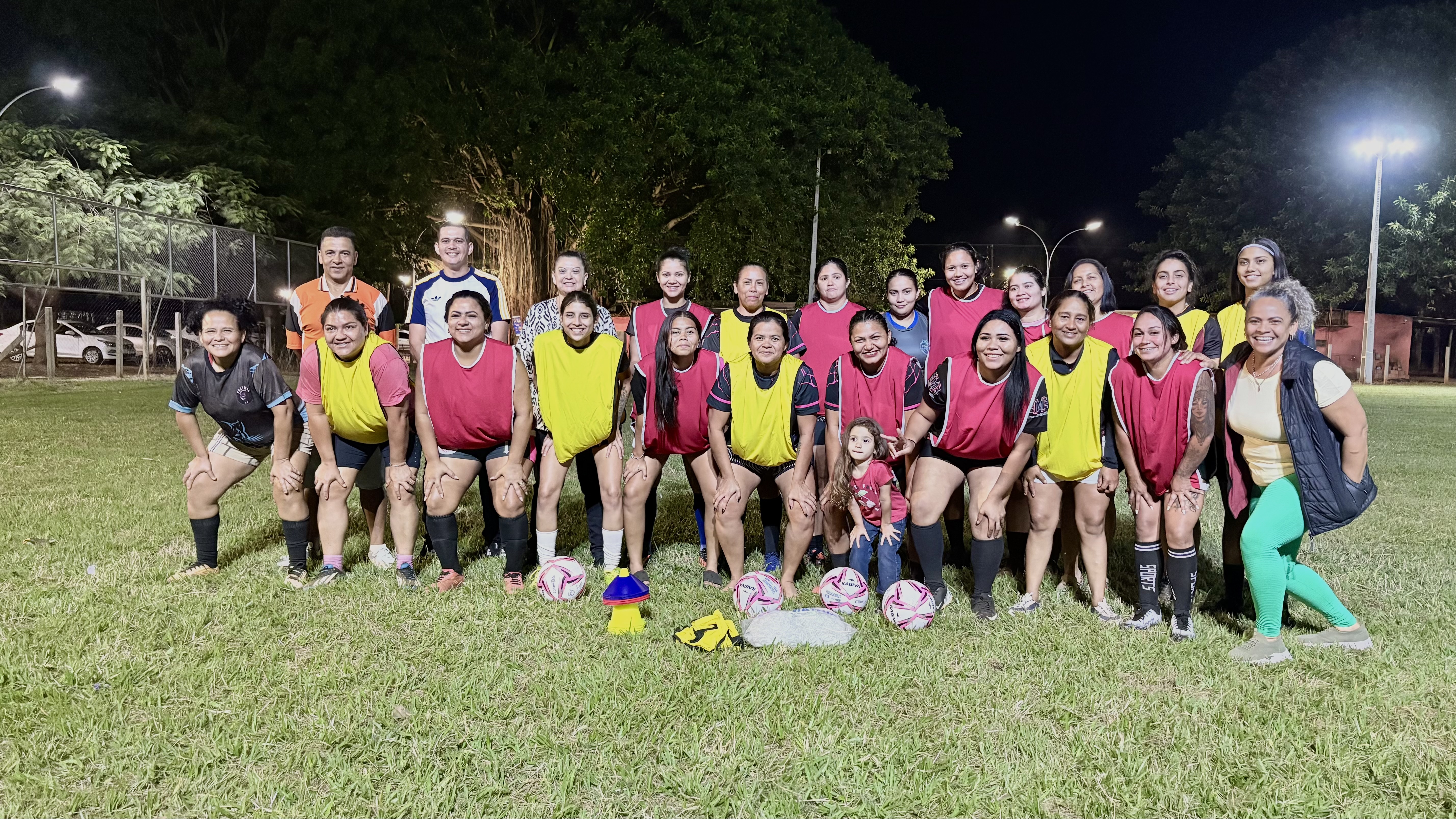 Entrega kit esportivo para equipe de futebol feminino do Indubrasil