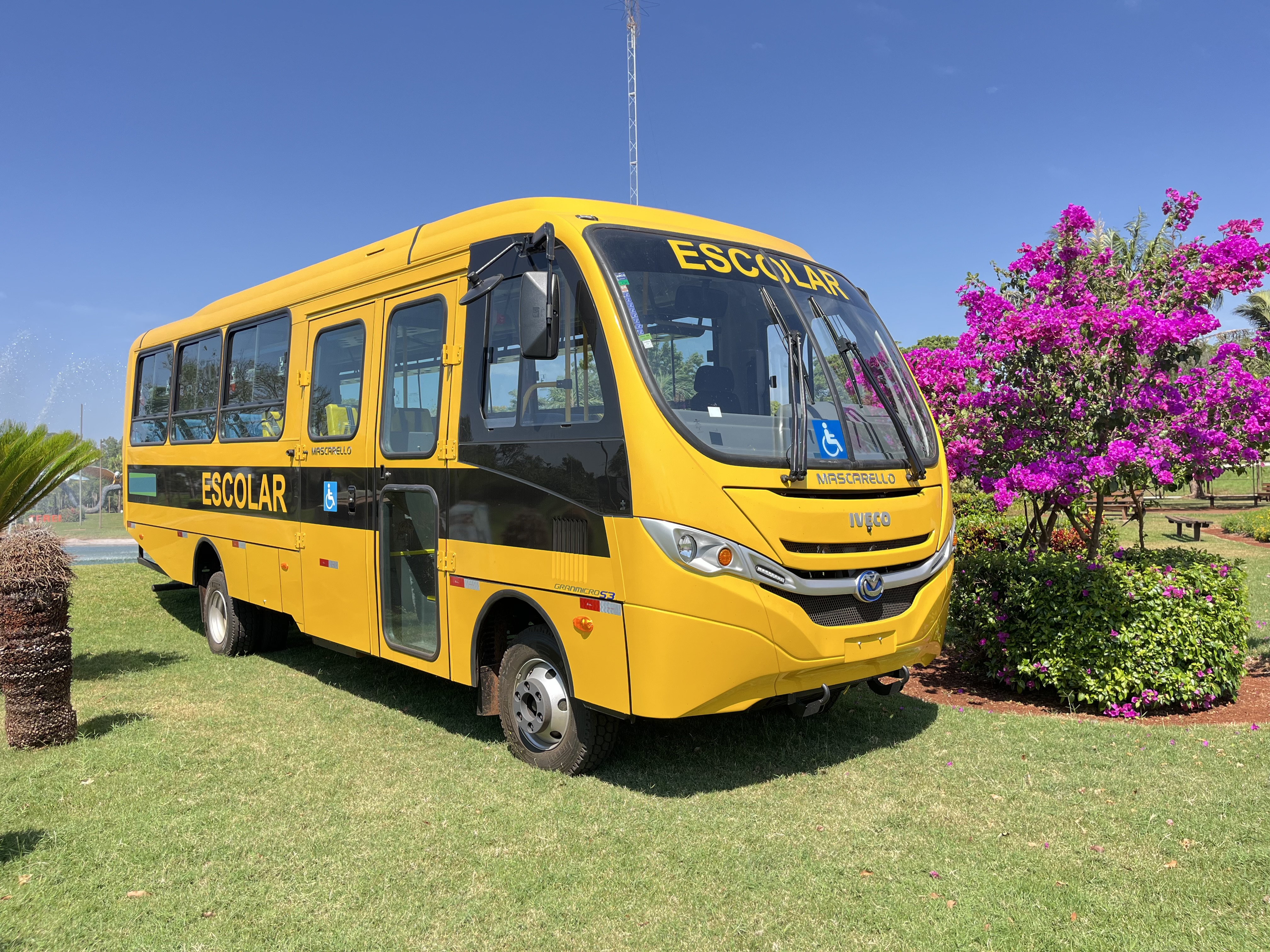 Novo ônibus reforça transporte escolar e garante mais conforto aos alunos