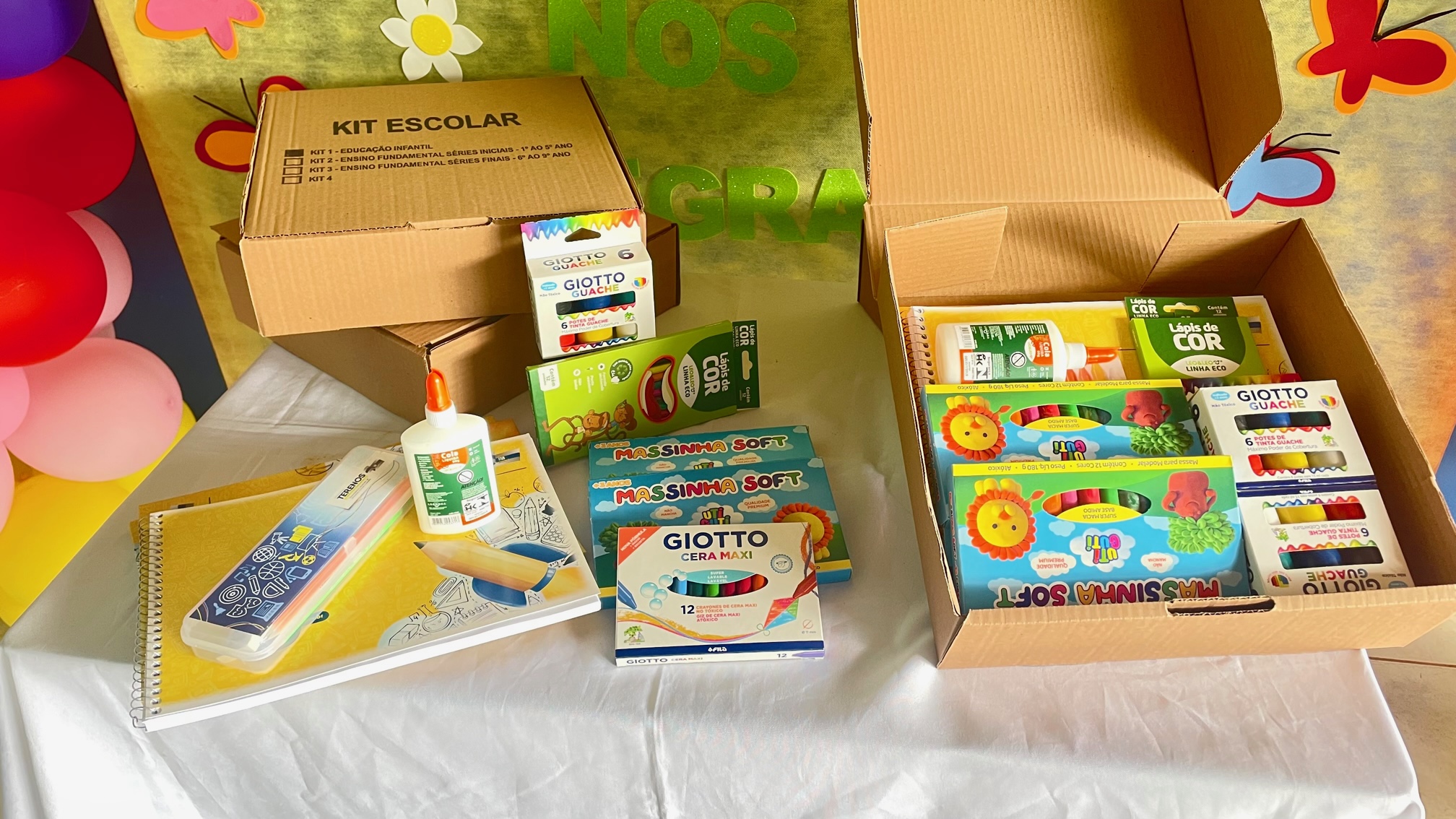 Estudantes da Rede Municipal de ensino recebem kit de materiais escolares
