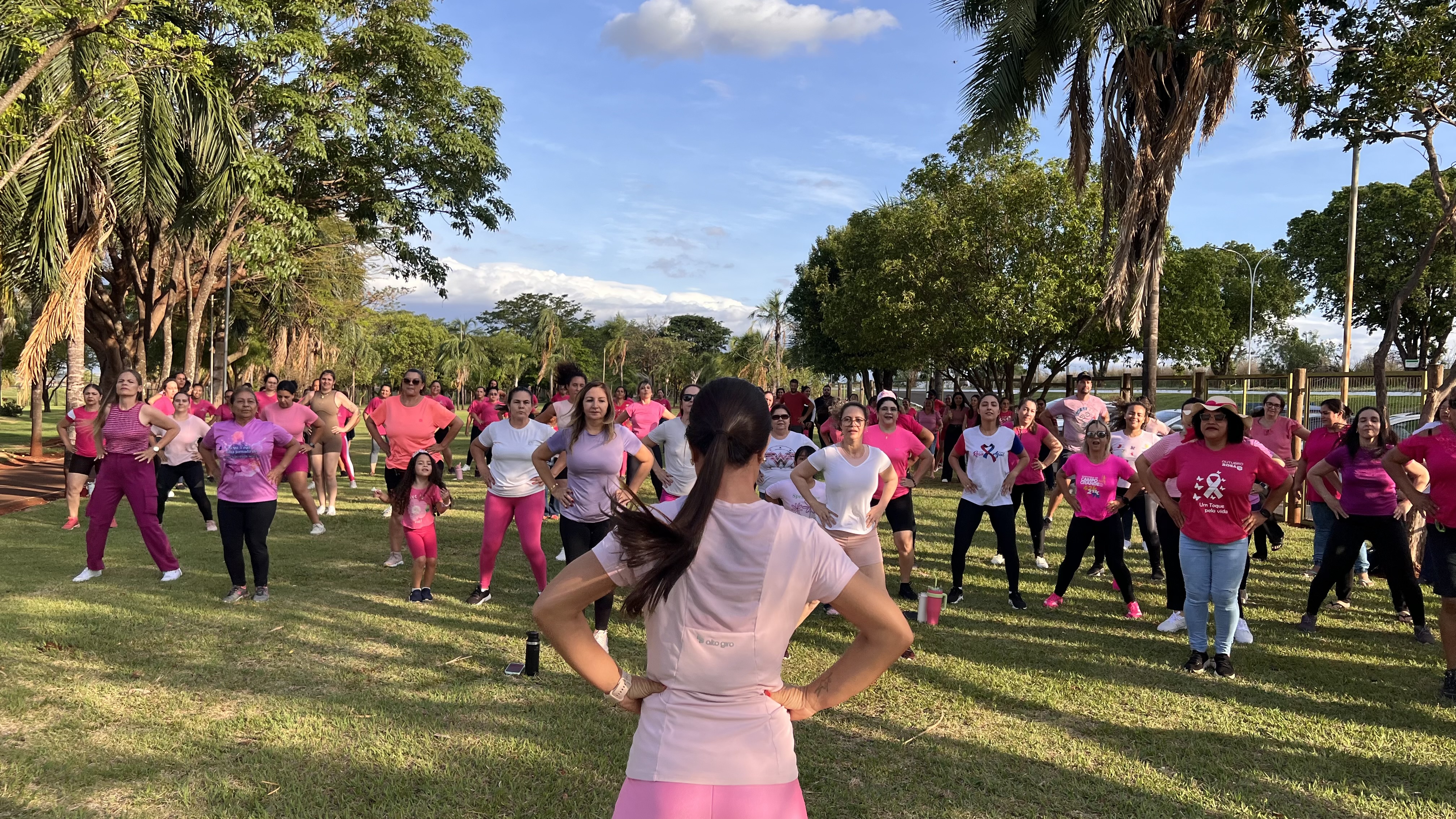 🌸 Ação do Outubro Rosa encerra o mês com movimento e conscientização no Parque Municipal