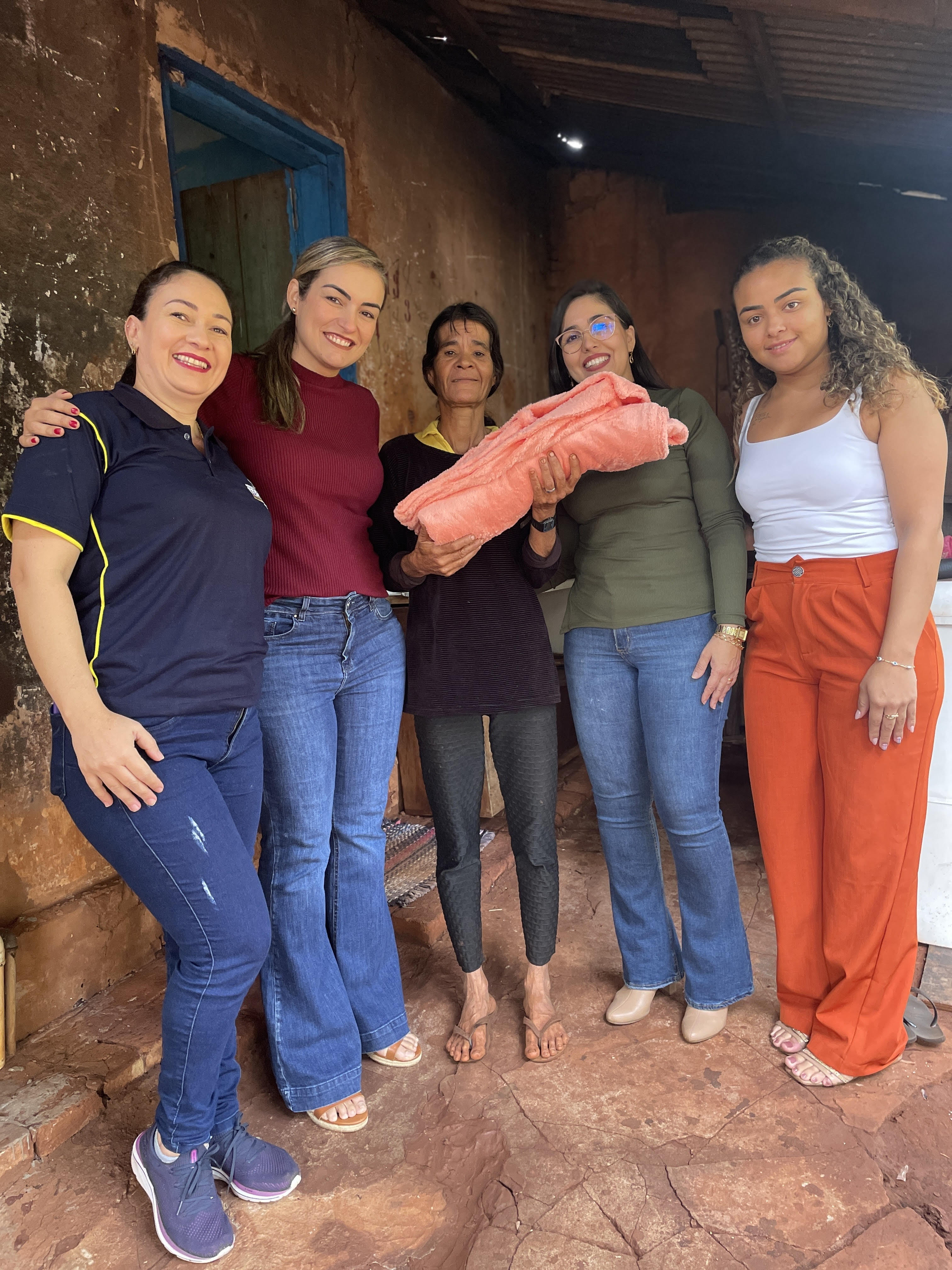 Prefeitura de Terenos distribui 600 cobertores para famílias em vulnerabilidade